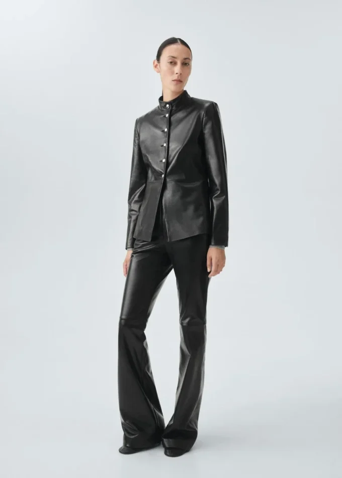 100 % Leder-Hose mit ausgestelltem Bein 100 % Leder-Hose mit ausgestelltem Bein