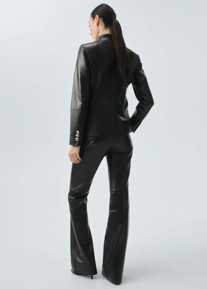 100 % Leder-Hose mit ausgestelltem Bein 100 % Leder-Hose mit ausgestelltem Bein