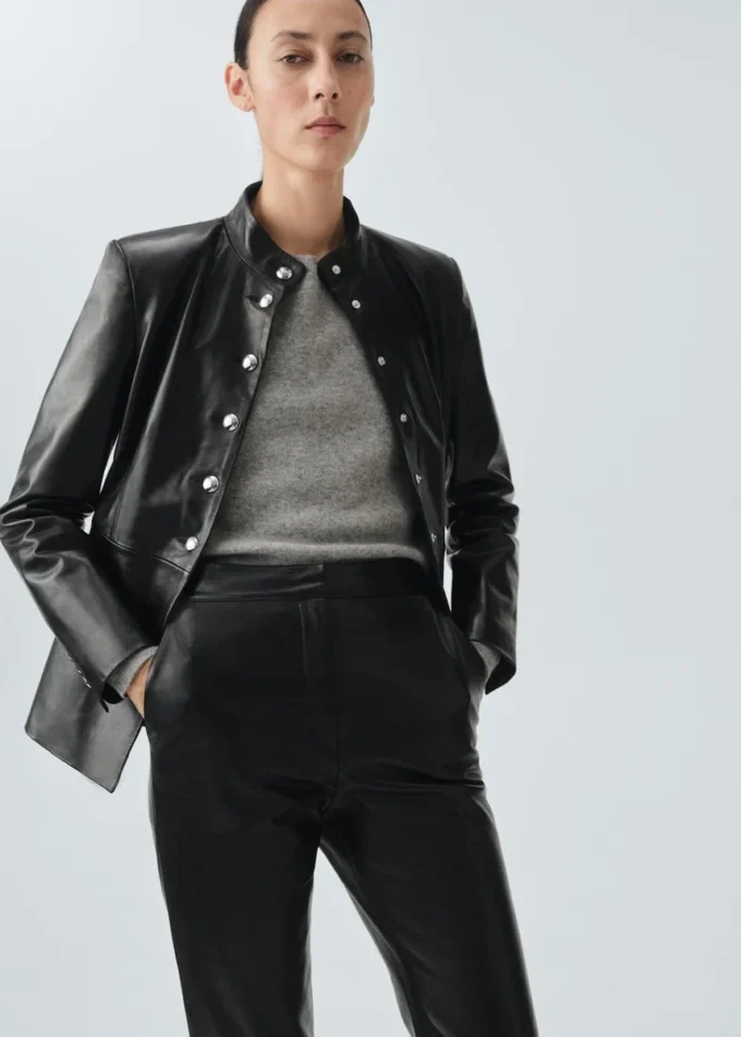 100 % Leder-Hose mit ausgestelltem Bein 100 % Leder-Hose mit ausgestelltem Bein