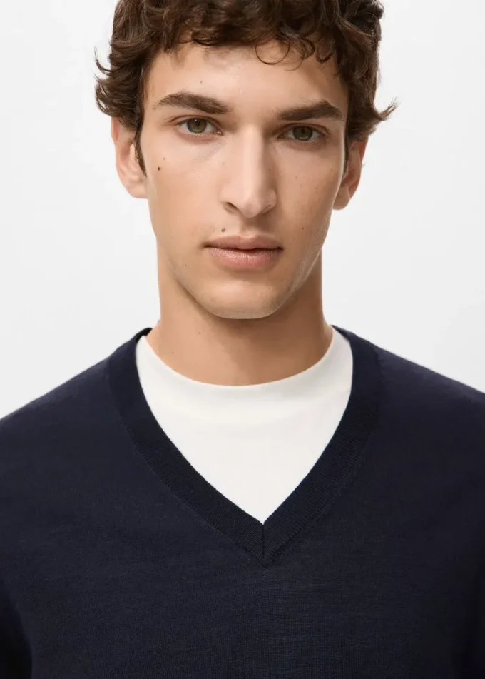 100 % Merinowolle Pullover mit V-Ausschnitt