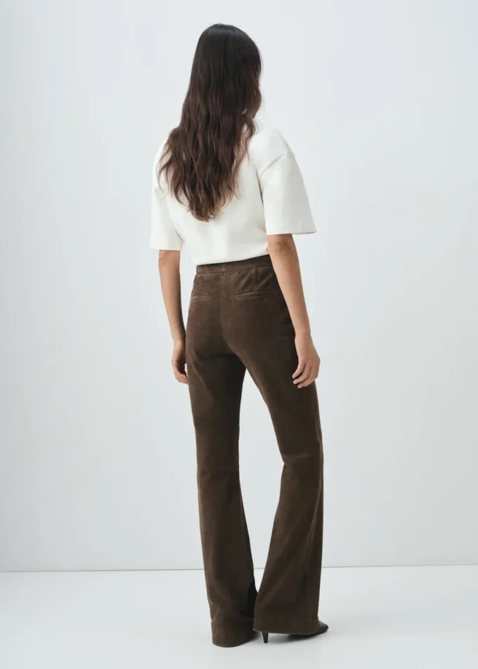 100 % Wildleder-Hose mit ausgestelltem Bein 100 % Wildleder-Hose mit ausgestelltem Bein
