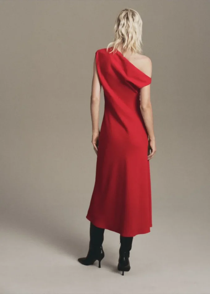 A-Linien-Kleid mit asymmetrischem Ausschnitt A-Linien-Kleid mit asymmetrischem Ausschnitt
