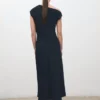 A-Linien-Kleid mit asymmetrischem Ausschnitt A-Linien-Kleid mit asymmetrischem Ausschnitt