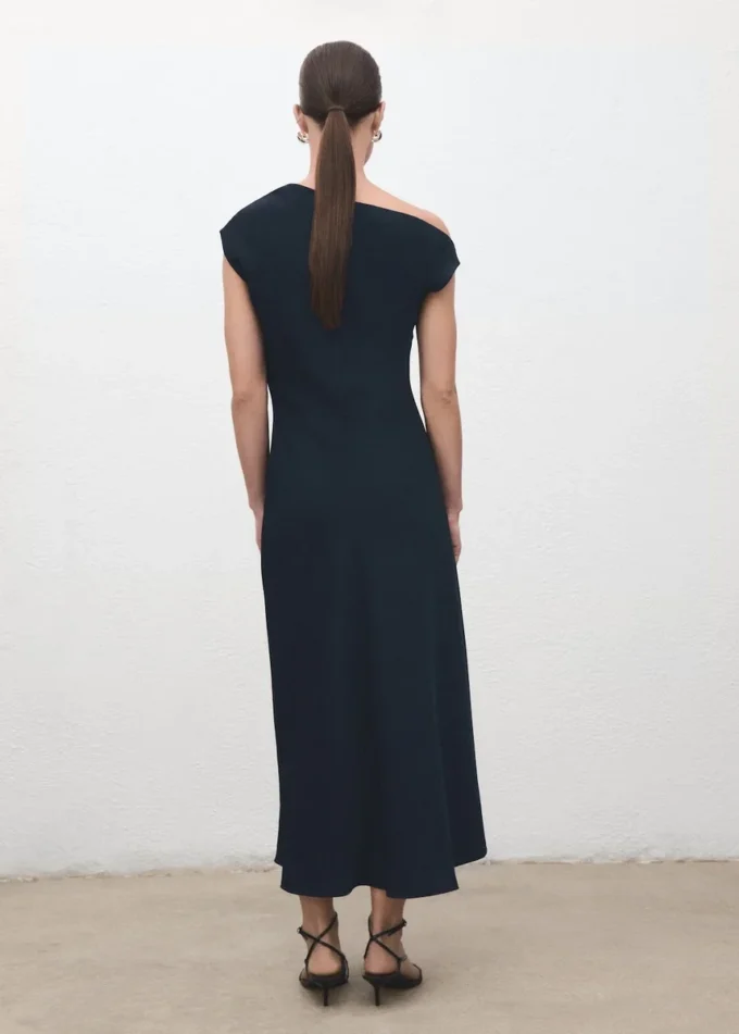 A-Linien-Kleid mit asymmetrischem Ausschnitt A-Linien-Kleid mit asymmetrischem Ausschnitt