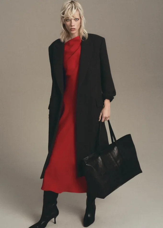 A-Linien-Kleid mit asymmetrischem Ausschnitt A-Linien-Kleid mit asymmetrischem Ausschnitt