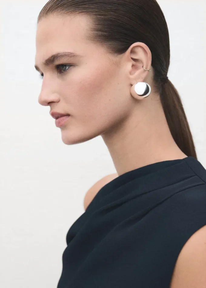 A-Linien-Kleid mit asymmetrischem Ausschnitt A-Linien-Kleid mit asymmetrischem Ausschnitt