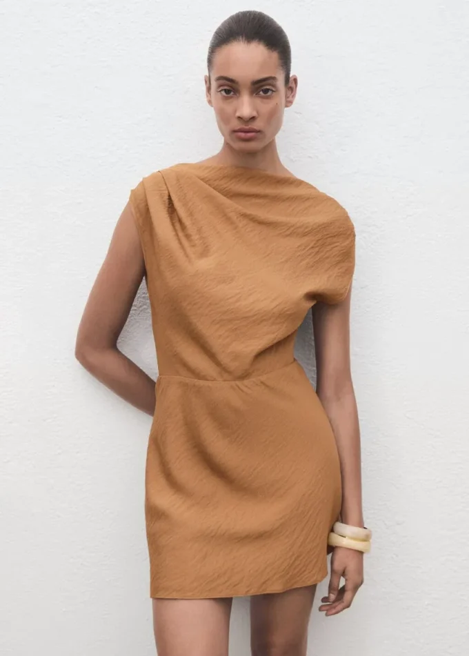 Asymmetrisch drapiertes Kleid Asymmetrisch drapiertes Kleid