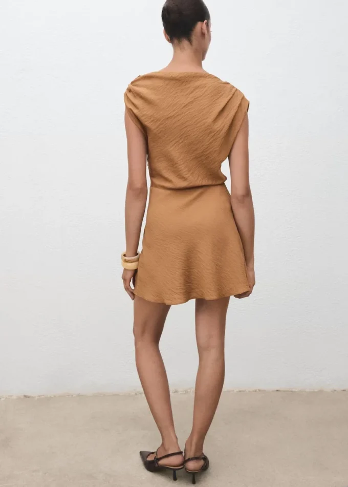Asymmetrisch drapiertes Kleid Asymmetrisch drapiertes Kleid
