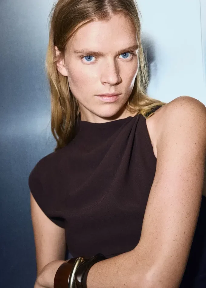 Asymmetrische Bluse mit metallischem Detail