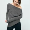 Asymmetrischer Pullover mit metallischen Details Asymmetrischer Pullover mit metallischen Details