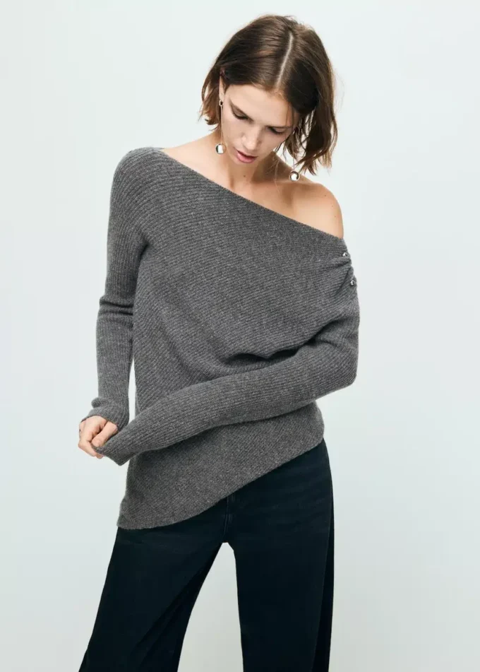 Asymmetrischer Pullover mit metallischen Details Asymmetrischer Pullover mit metallischen Details