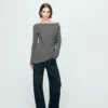 Asymmetrischer Pullover mit metallischen Details Asymmetrischer Pullover mit metallischen Details