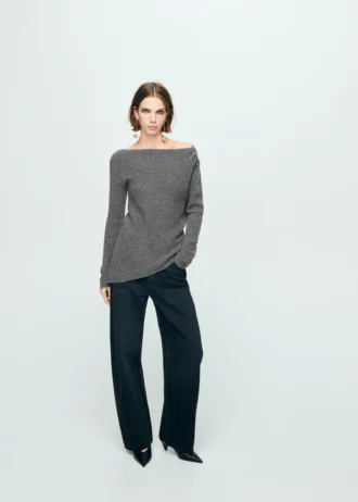 Asymmetrischer Pullover mit metallischen Details