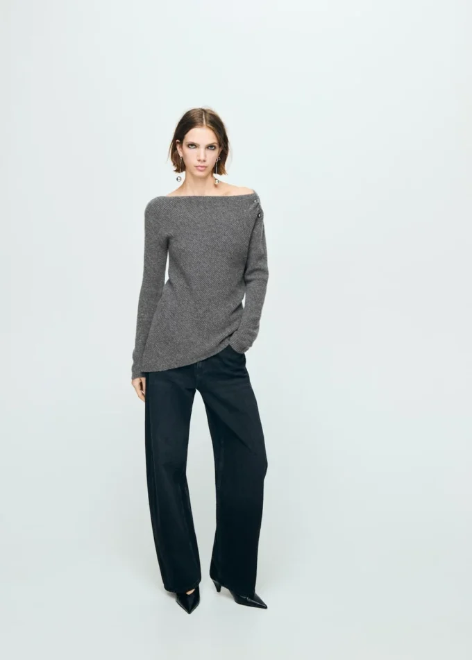 Asymmetrischer Pullover mit metallischen Details Asymmetrischer Pullover mit metallischen Details