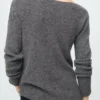 Asymmetrischer Pullover mit metallischen Details Asymmetrischer Pullover mit metallischen Details