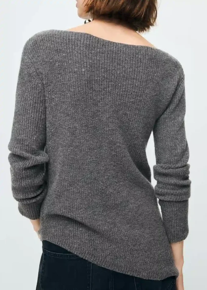 Asymmetrischer Pullover mit metallischen Details Asymmetrischer Pullover mit metallischen Details