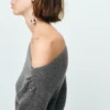 Asymmetrischer Pullover mit metallischen Details Asymmetrischer Pullover mit metallischen Details