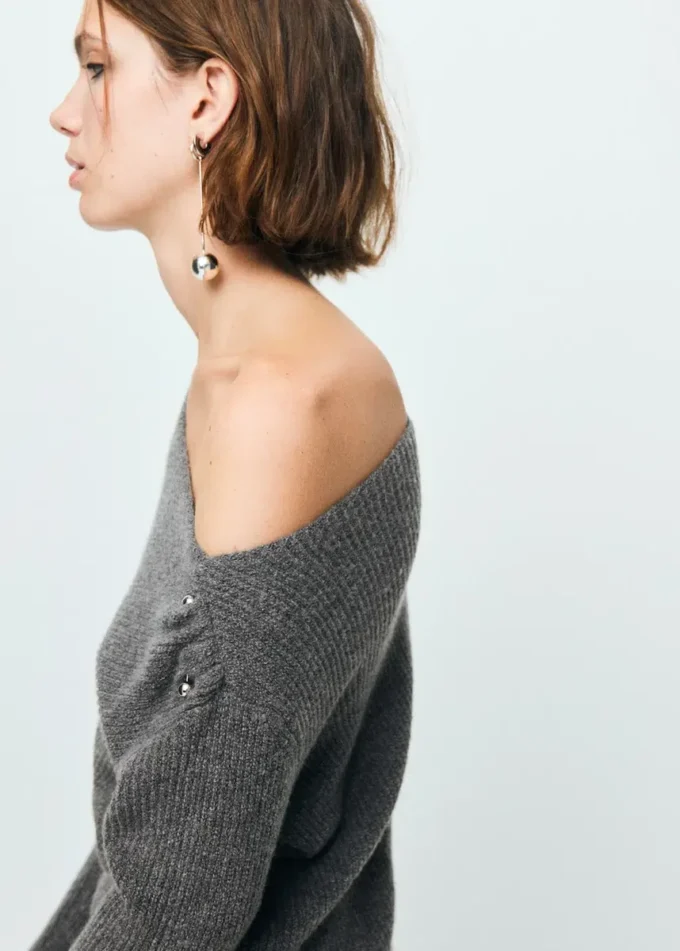 Asymmetrischer Pullover mit metallischen Details Asymmetrischer Pullover mit metallischen Details