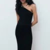 Asymmetrisches Kleid aus kombiniertem Strick