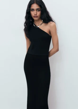 Asymmetrisches Kleid aus kombiniertem Strick