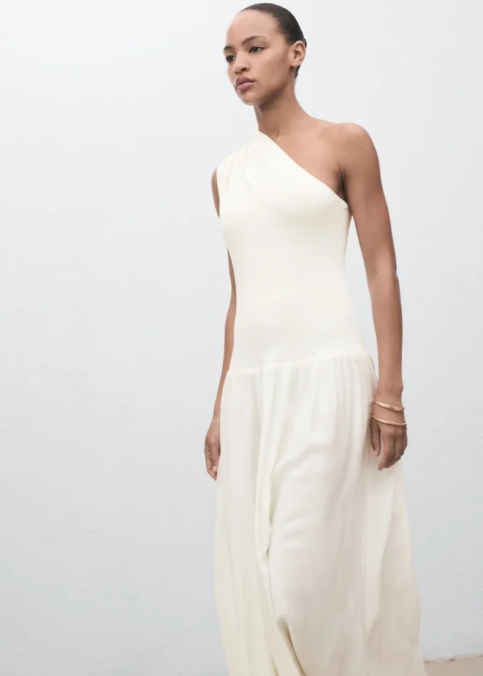 Asymmetrisches Kleid aus kombiniertem Strick Asymmetrisches Kleid aus kombiniertem Strick