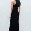 Asymmetrisches Kleid aus kombiniertem Strick