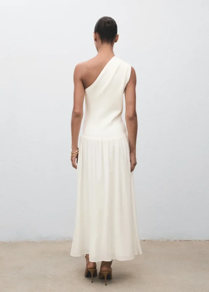 Asymmetrisches Kleid aus kombiniertem Strick Asymmetrisches Kleid aus kombiniertem Strick