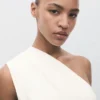 Asymmetrisches Kleid aus kombiniertem Strick Asymmetrisches Kleid aus kombiniertem Strick