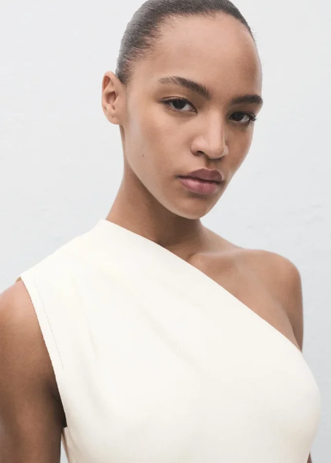 Asymmetrisches Kleid aus kombiniertem Strick Asymmetrisches Kleid aus kombiniertem Strick