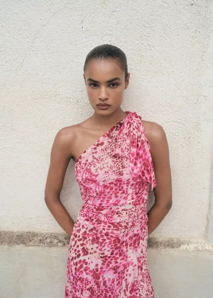 Asymmetrisches Kleid mit Animal-Print Asymmetrisches Kleid mit Animal-Print