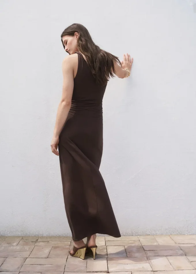 Asymmetrisches Kleid mit gerafftem Träger