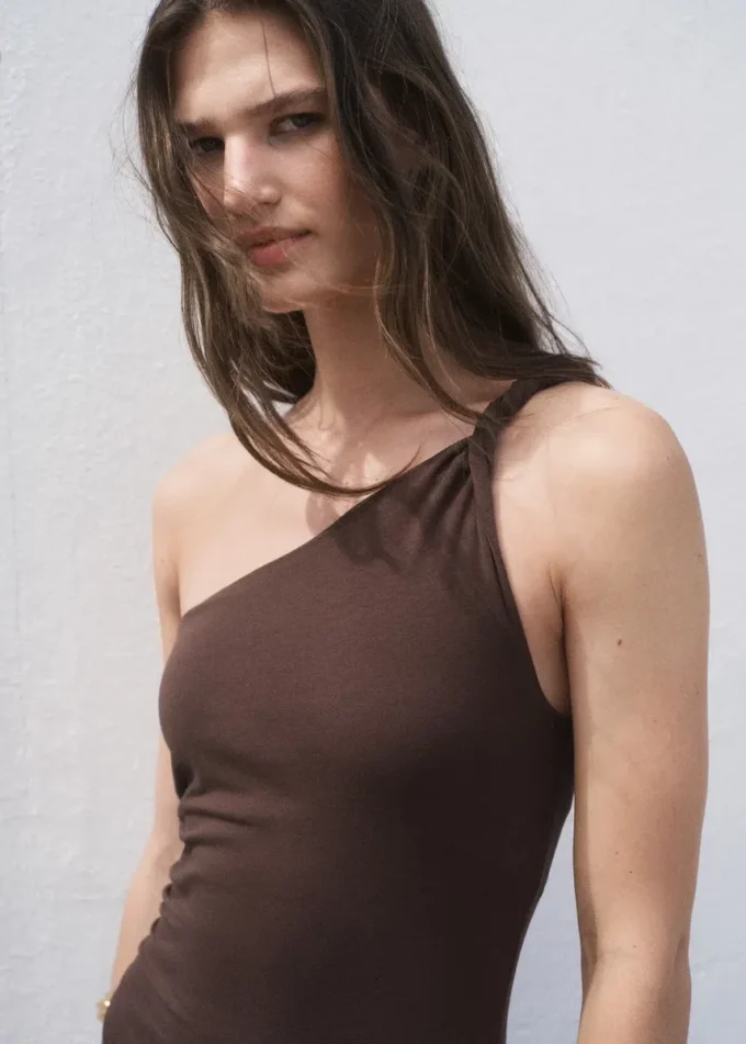 Asymmetrisches Kleid mit gerafftem Träger