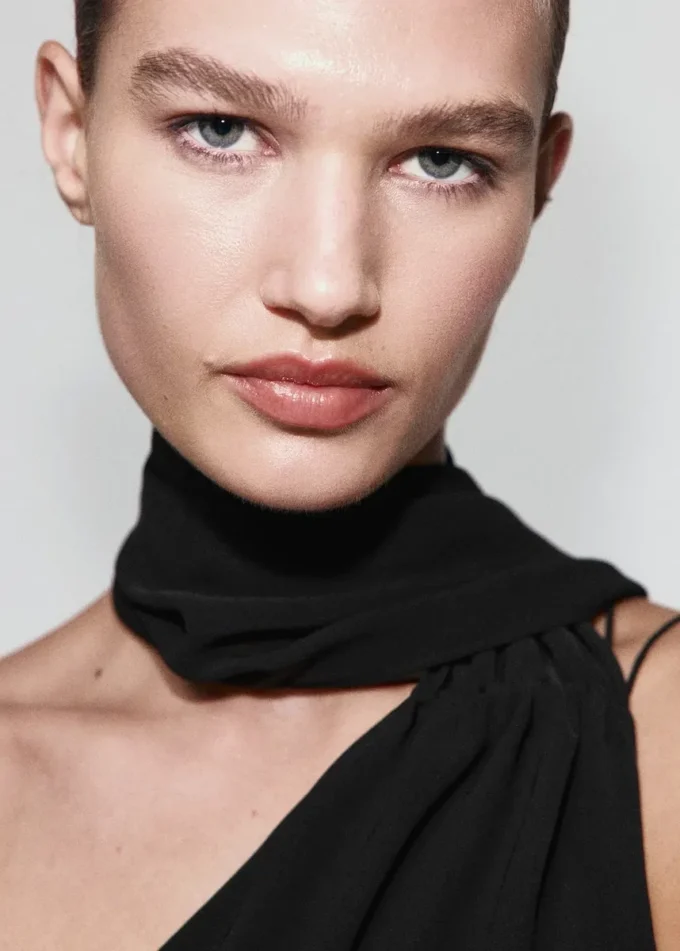 Asymmetrisches Kleid mit Schal