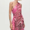 Asymmetrisches Plisseekleid mit Öffnung Asymmetrisches Plisseekleid mit Öffnung