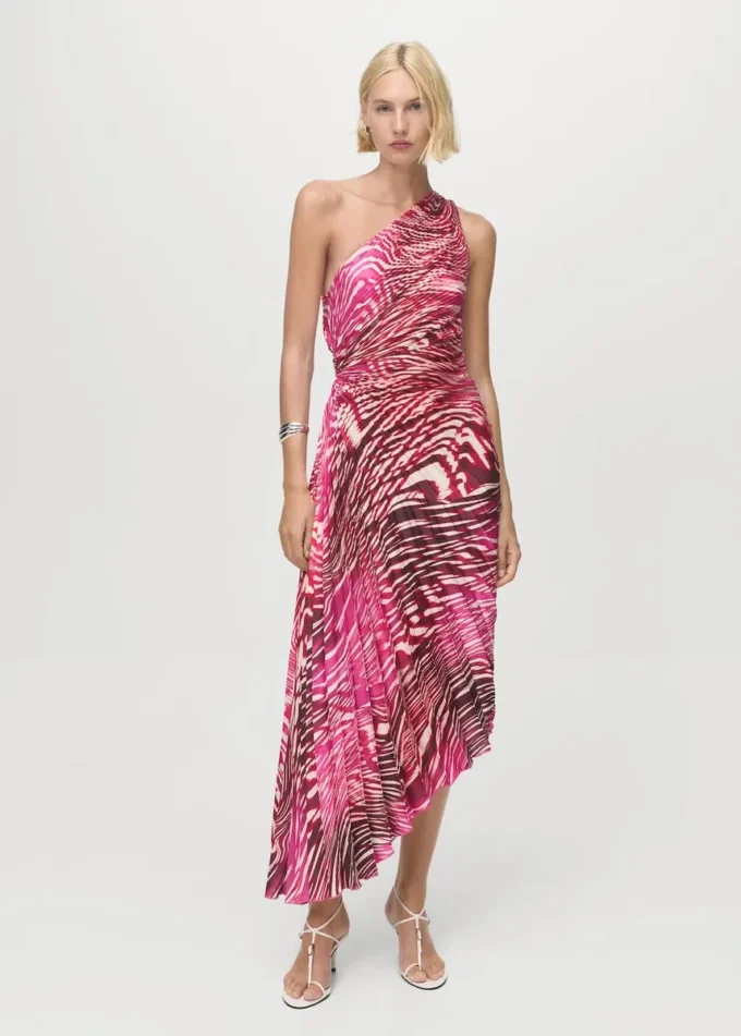 Asymmetrisches Plisseekleid mit Öffnung Asymmetrisches Plisseekleid mit Öffnung