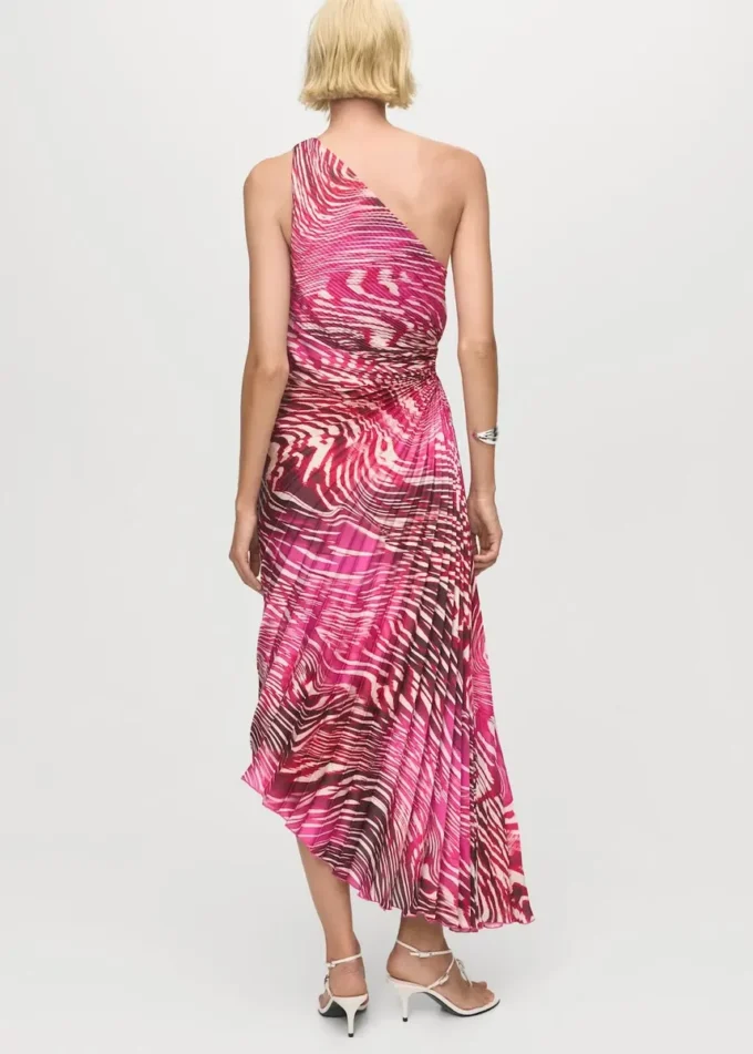 Asymmetrisches Plisseekleid mit Öffnung Asymmetrisches Plisseekleid mit Öffnung