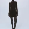 Asymmetrisches Samtkleid mit glänzenden Details