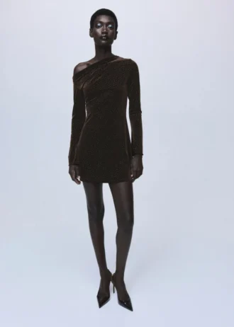 Asymmetrisches Samtkleid mit glänzenden Details