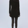 Asymmetrisches Samtkleid mit glänzenden Details