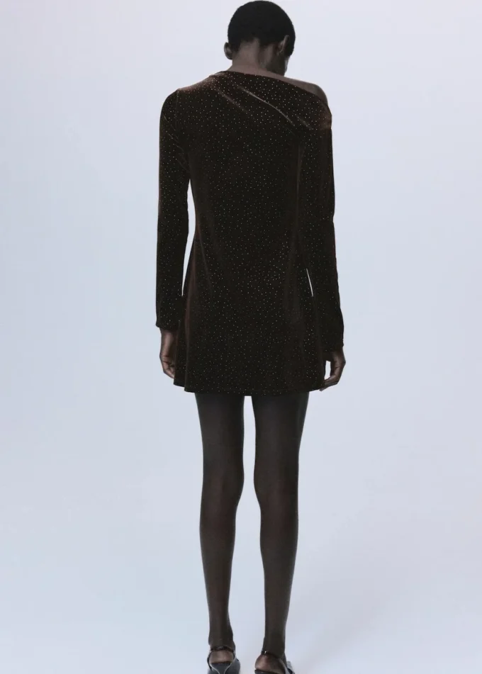 Asymmetrisches Samtkleid mit glänzenden Details