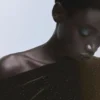 Asymmetrisches Samtkleid mit glänzenden Details