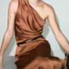 Asymmetrisches Satinkleid