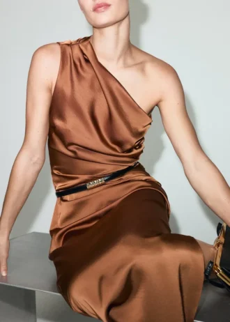 Asymmetrisches Satinkleid