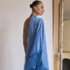 Asymmetrisches Satinkleid mit Fransen