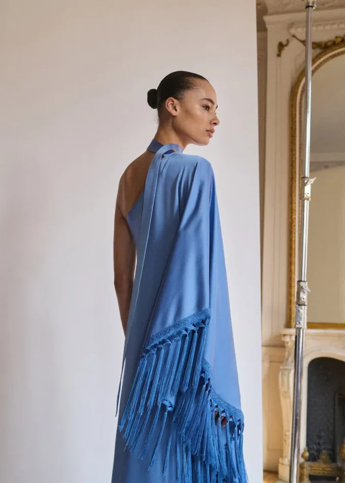 Asymmetrisches Satinkleid mit Fransen