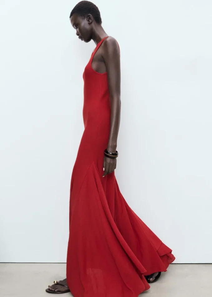 Asymmetrisches, tief ausgeschnittenes Kleid Asymmetrisches, tief ausgeschnittenes Kleid