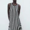 Asymmetrisches, tief ausgeschnittenes Kleid Asymmetrisches, tief ausgeschnittenes Kleid