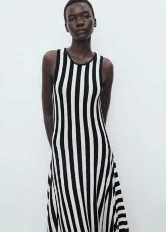 Asymmetrisches, tief ausgeschnittenes Kleid