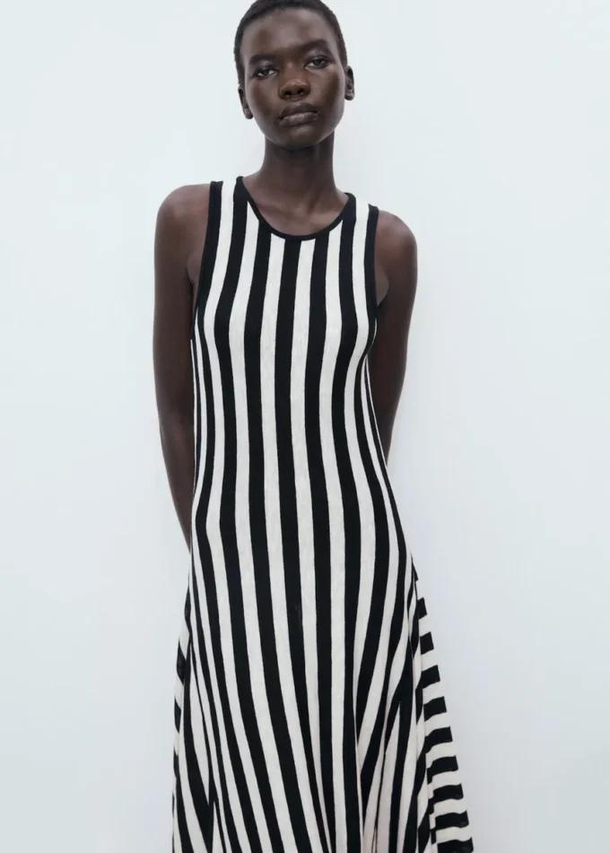 Asymmetrisches, tief ausgeschnittenes Kleid Asymmetrisches, tief ausgeschnittenes Kleid