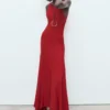 Asymmetrisches, tief ausgeschnittenes Kleid Asymmetrisches, tief ausgeschnittenes Kleid